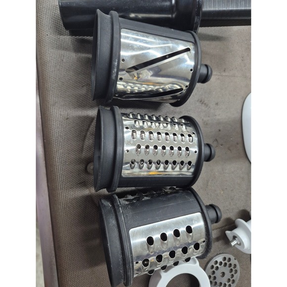 Kitchenaid meat grinder, Slicer and shredder attachments. - Picture 3 of 6